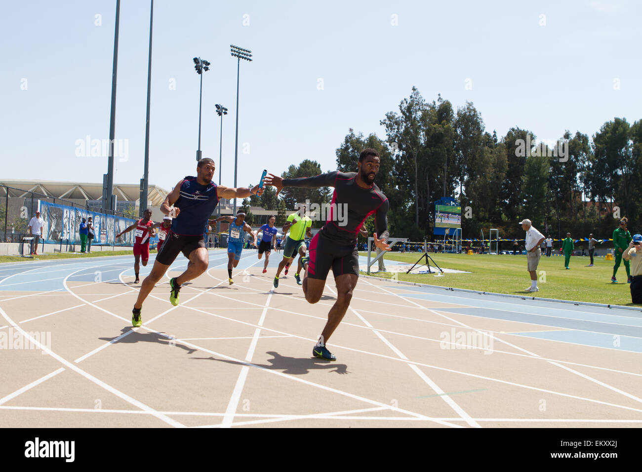 Ex campione americano sprinter Tyson Gay in esecuzione in 4 x100m relè presso il 2015 Rafer Johnson/Joyner-Kersee Jackie invitare Foto Stock