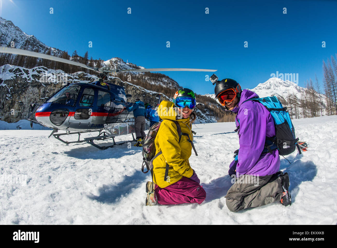 Un paio di sciatori sono prelevati da un elicottero dopo lo sci fuori pista a Tignes, Francia. Foto Stock
