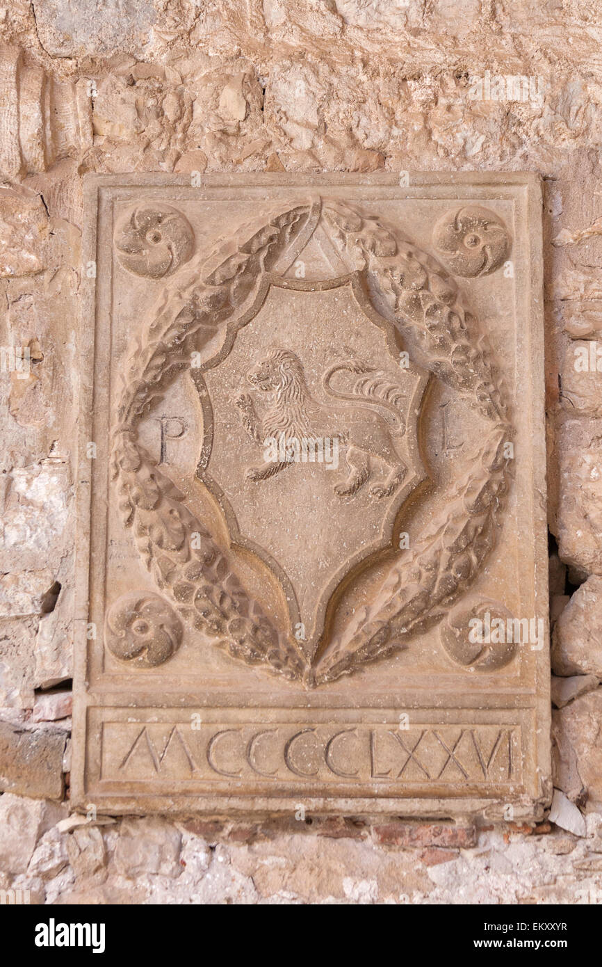 Antico stemma sulla parete della Basilica Eufrasiana di Parenzo in Istria, Croazia. UNESCO - Sito Patrimonio dell'umanità. Foto Stock