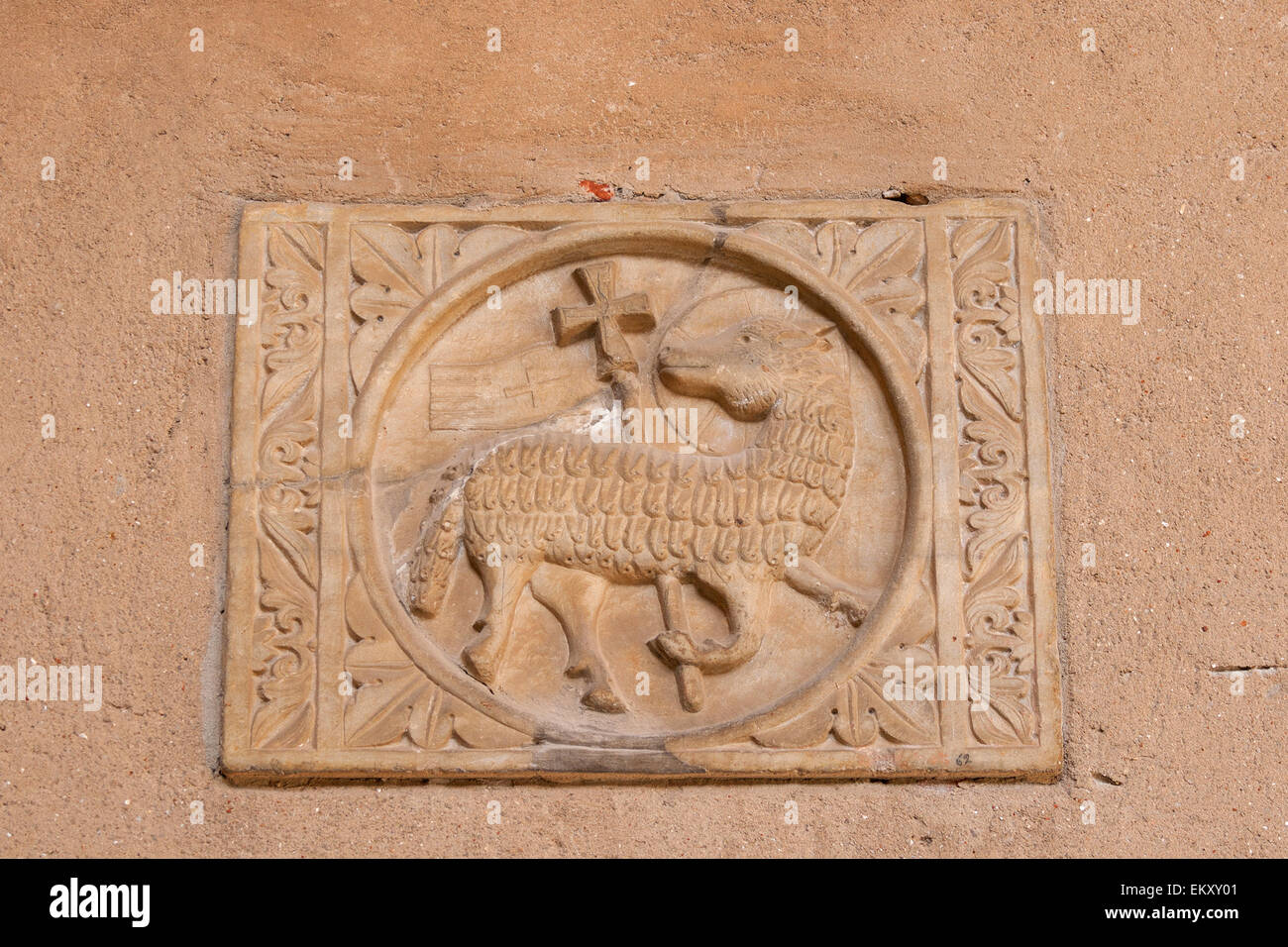Antico stemma sulla parete della Basilica Eufrasiana di Parenzo in Istria, Croazia. UNESCO - Sito Patrimonio dell'umanità. Foto Stock