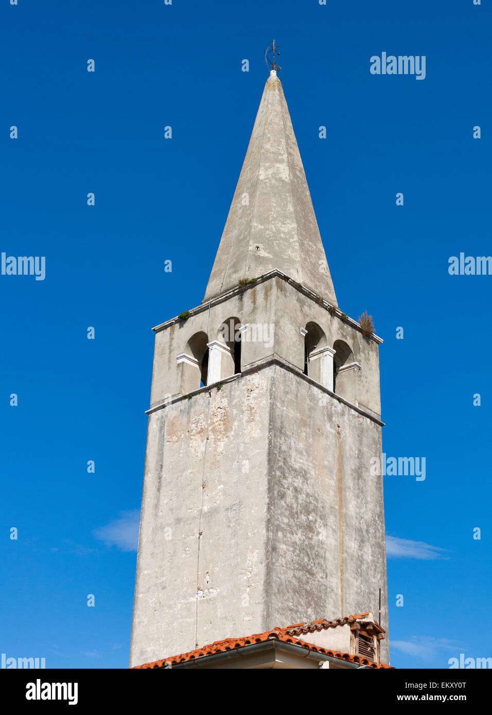 Basilica Eufrasiana torre campanaria contro il cielo blu di Parenzo in Istria, Croazia. UNESCO - Sito Patrimonio dell'umanità. Foto Stock