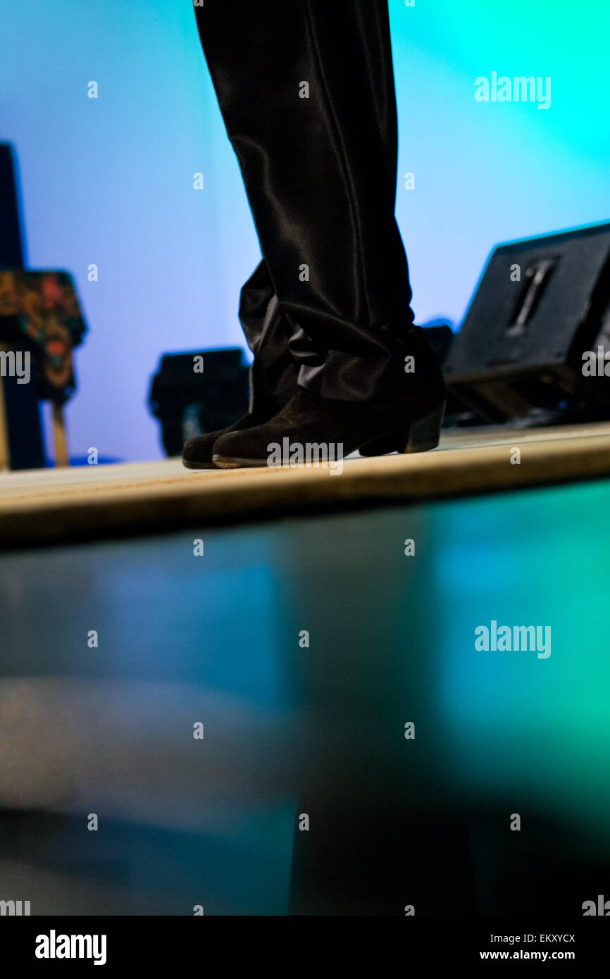 Dettaglio dei piedi di un uomo ballare Flamenco su live show, Spagna Foto Stock