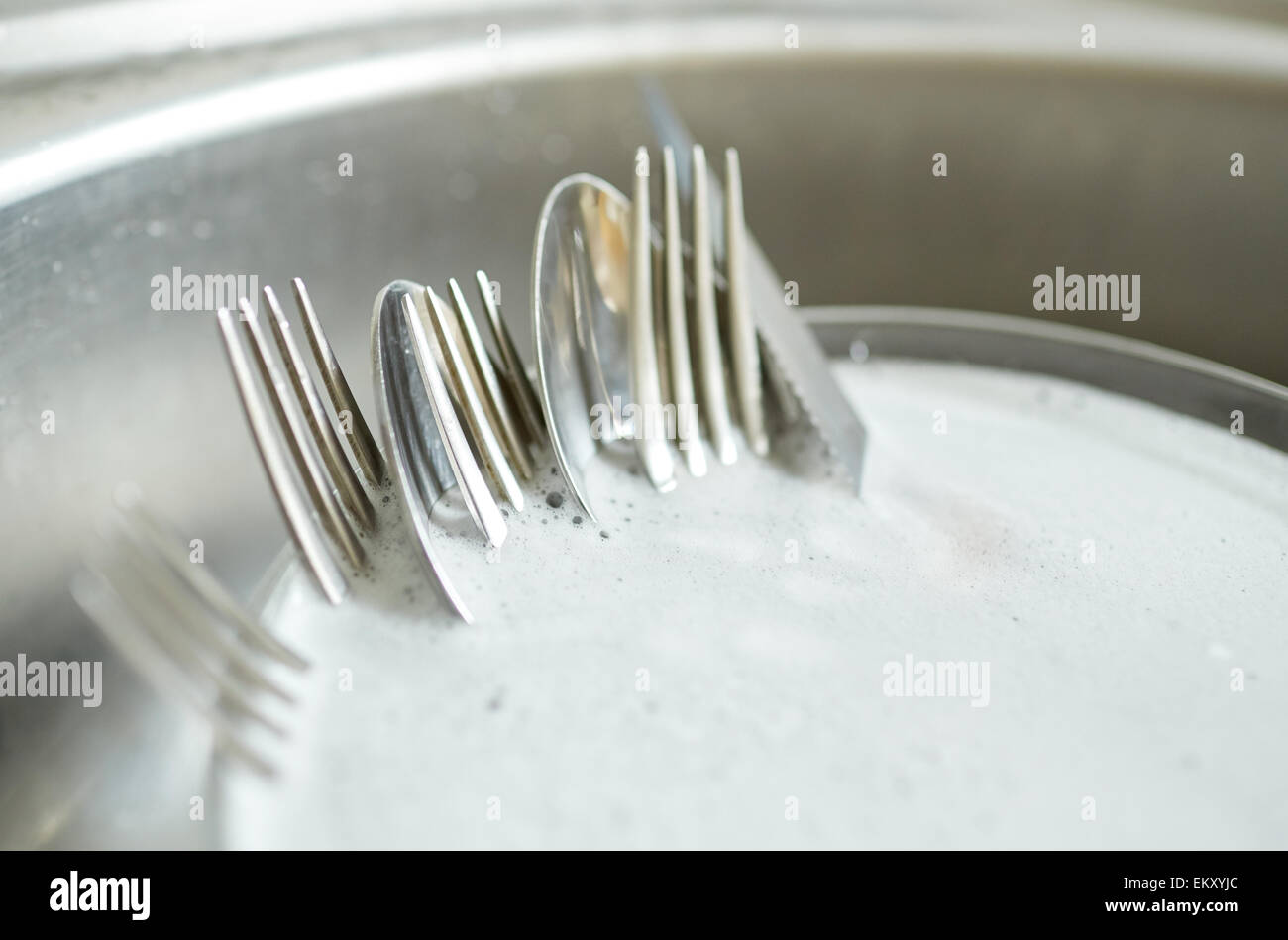 Close up di piatti sporchi lavaggio nel lavello da cucina Foto Stock