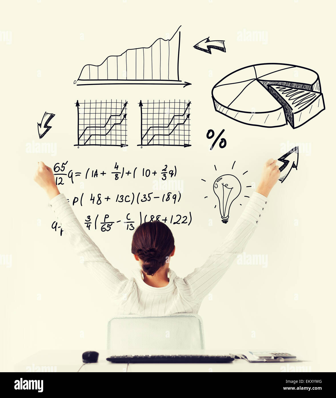 Donna dal retro con le mani alzate Foto Stock