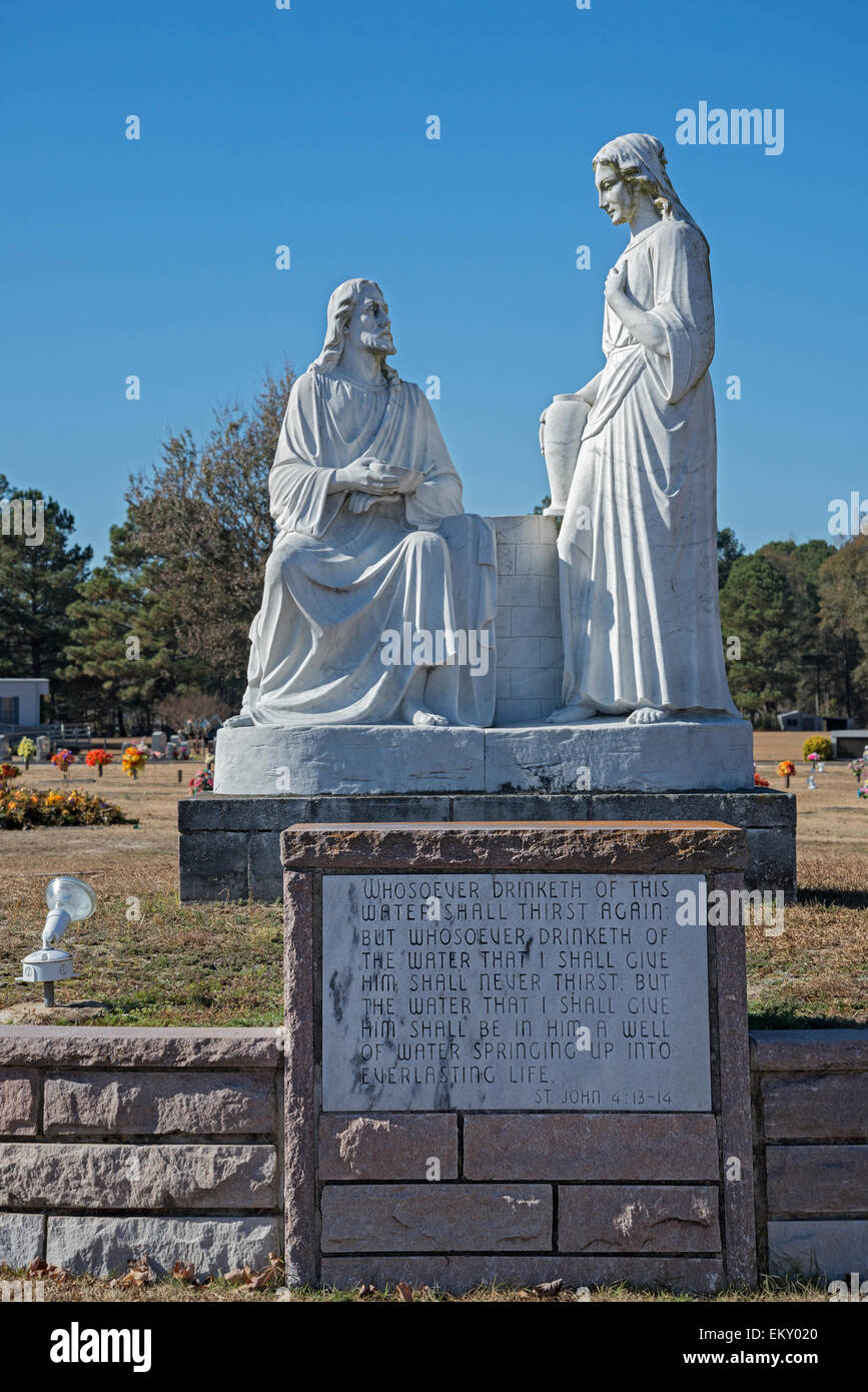 Gesù e la donna presso il pozzo statua in Grandview Memorial Park Clinton North Carolina. Foto Stock