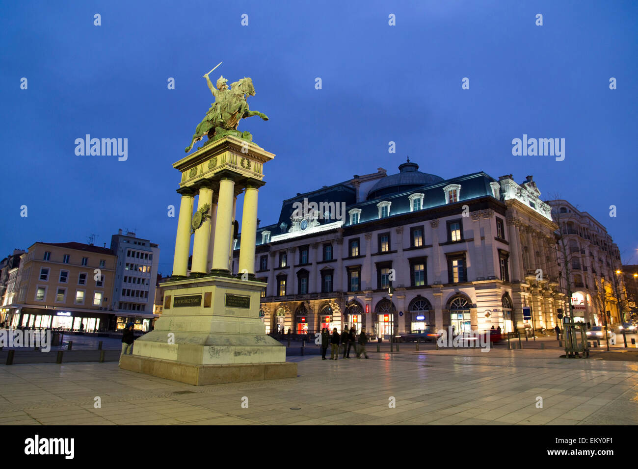 CLERMONT-FERRAND, Francia - Febbraio 2015 : Vercingetorige statua a Place de Jaude in serata a Clermont-Ferrand, Francia. Pl Foto Stock
