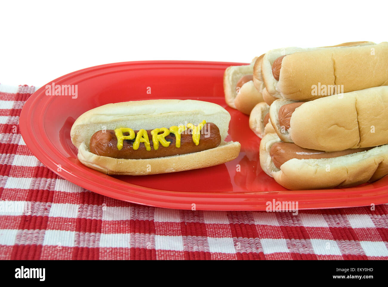 Parte di hot dog sul piatto rosso con la pila di hot dogs sulle ciambelle. Foto Stock
