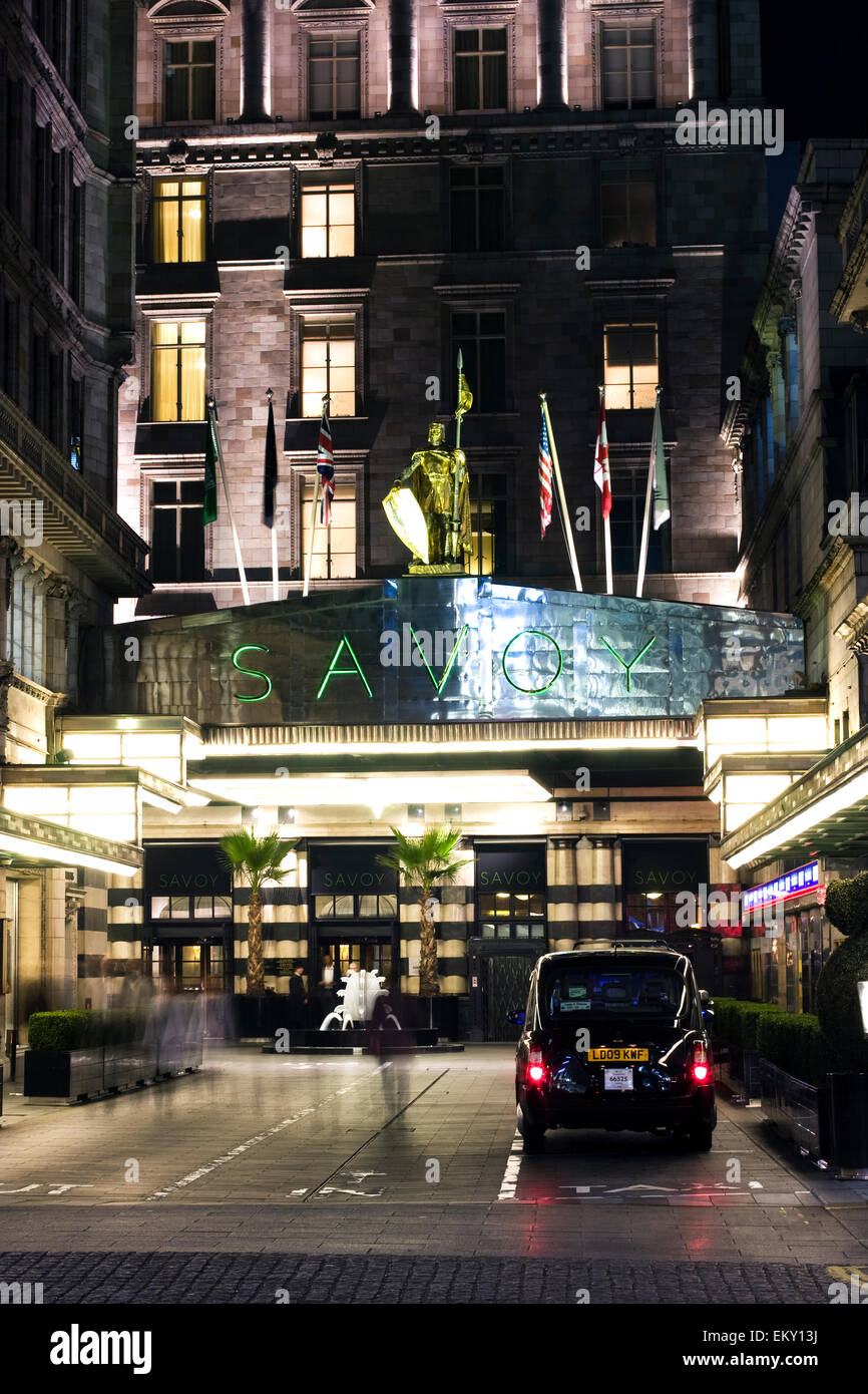 Ingresso al Savoy Hotel Strand, Londra, Regno Unito Foto Stock