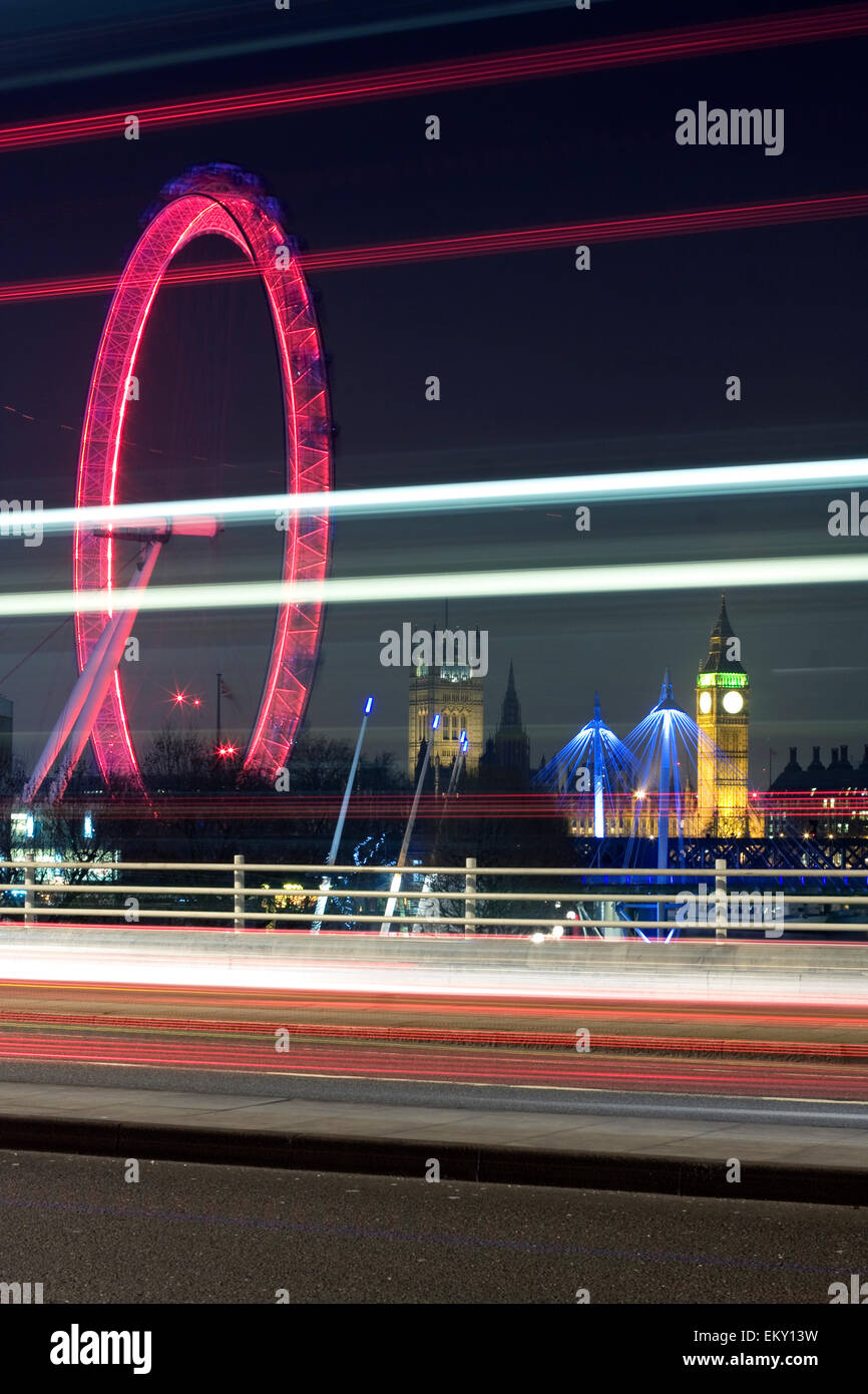 Semaforo sentieri sul ponte di Waterloo con il London Eye e il Big Ben sullo sfondo , Londra, Regno Unito Foto Stock