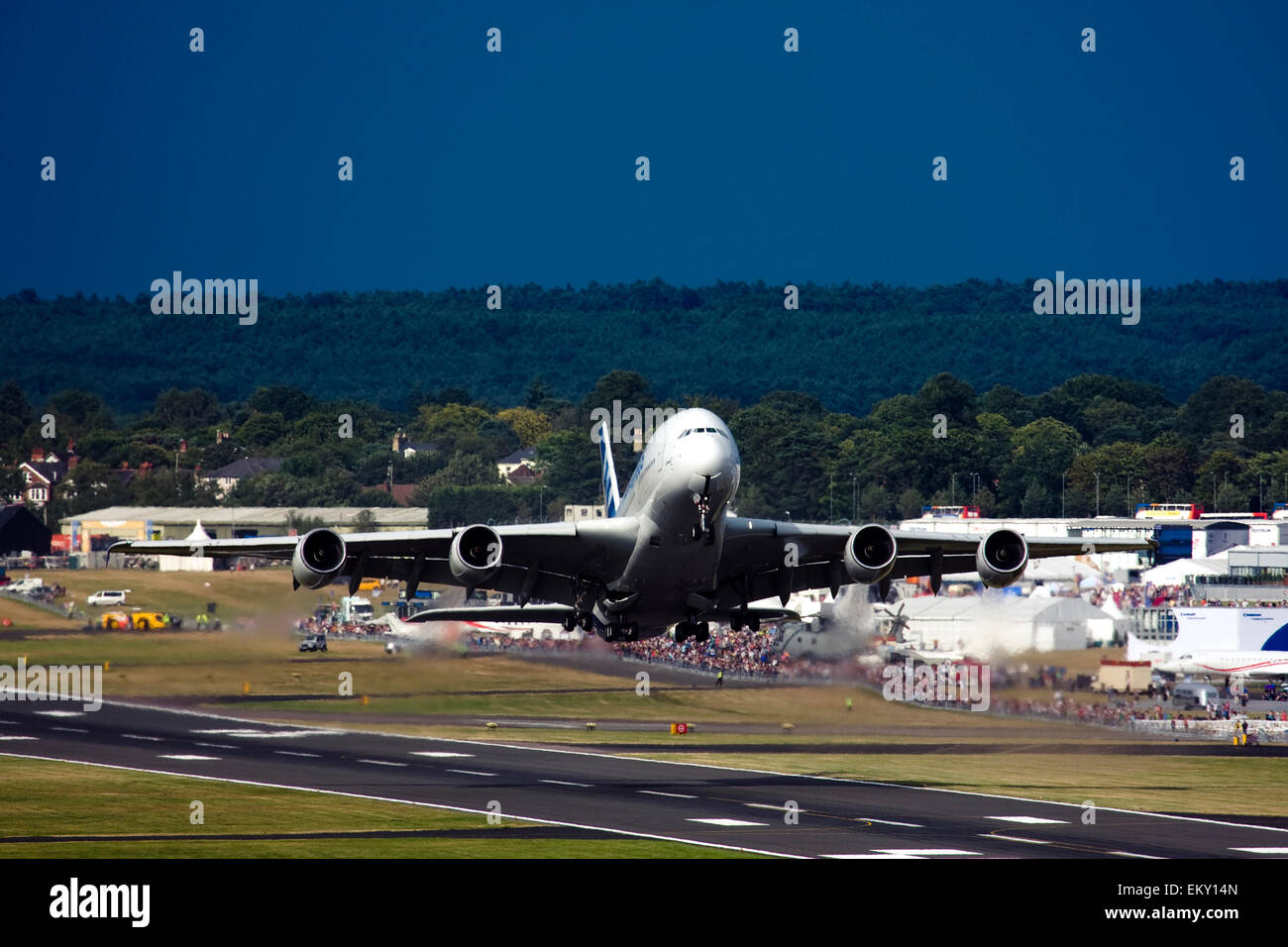 Airbus A380 prendendo il largo a Farnborough Airshow internazionale 2015 Foto Stock