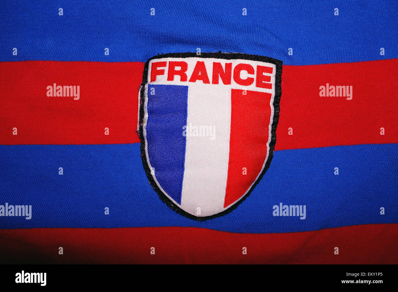 Una bandiera francese badge su un rosso e blu top a strisce. Foto Stock