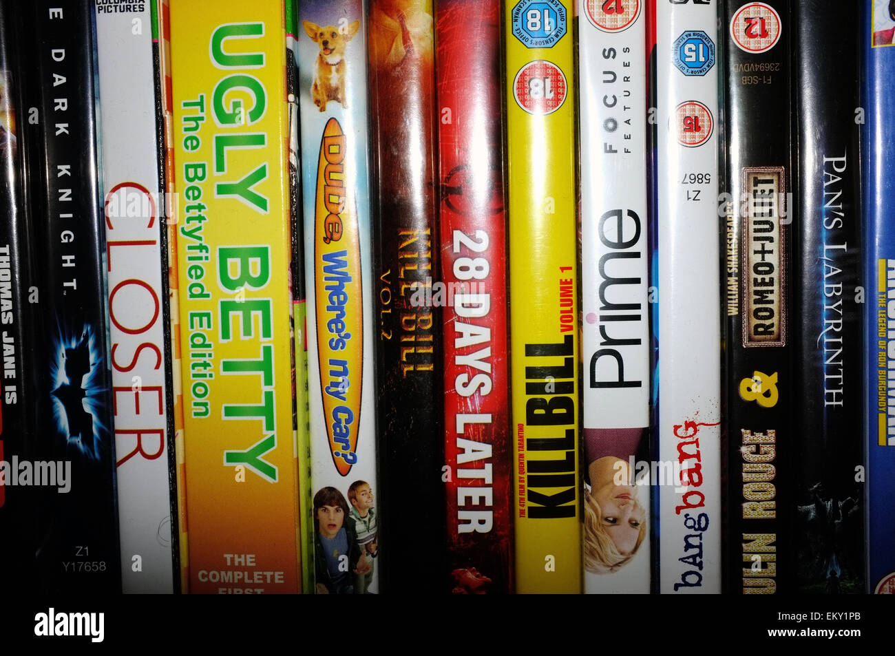 Una fila di film su DVD su un ripiano Foto Stock