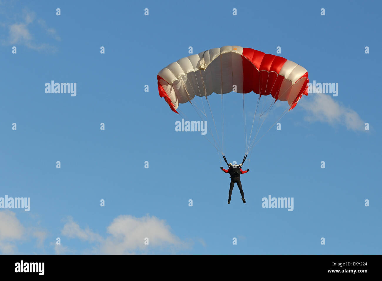 Paracadute contro il cielo blu Foto Stock