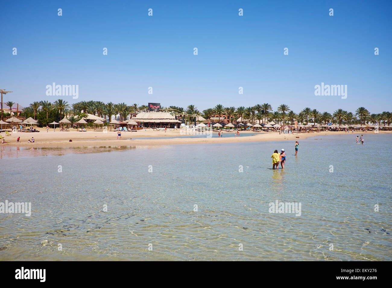 La spiaggia lungo il Mare Rosso Stretto di Tiran Sharm el Sheikh Egitto Foto Stock