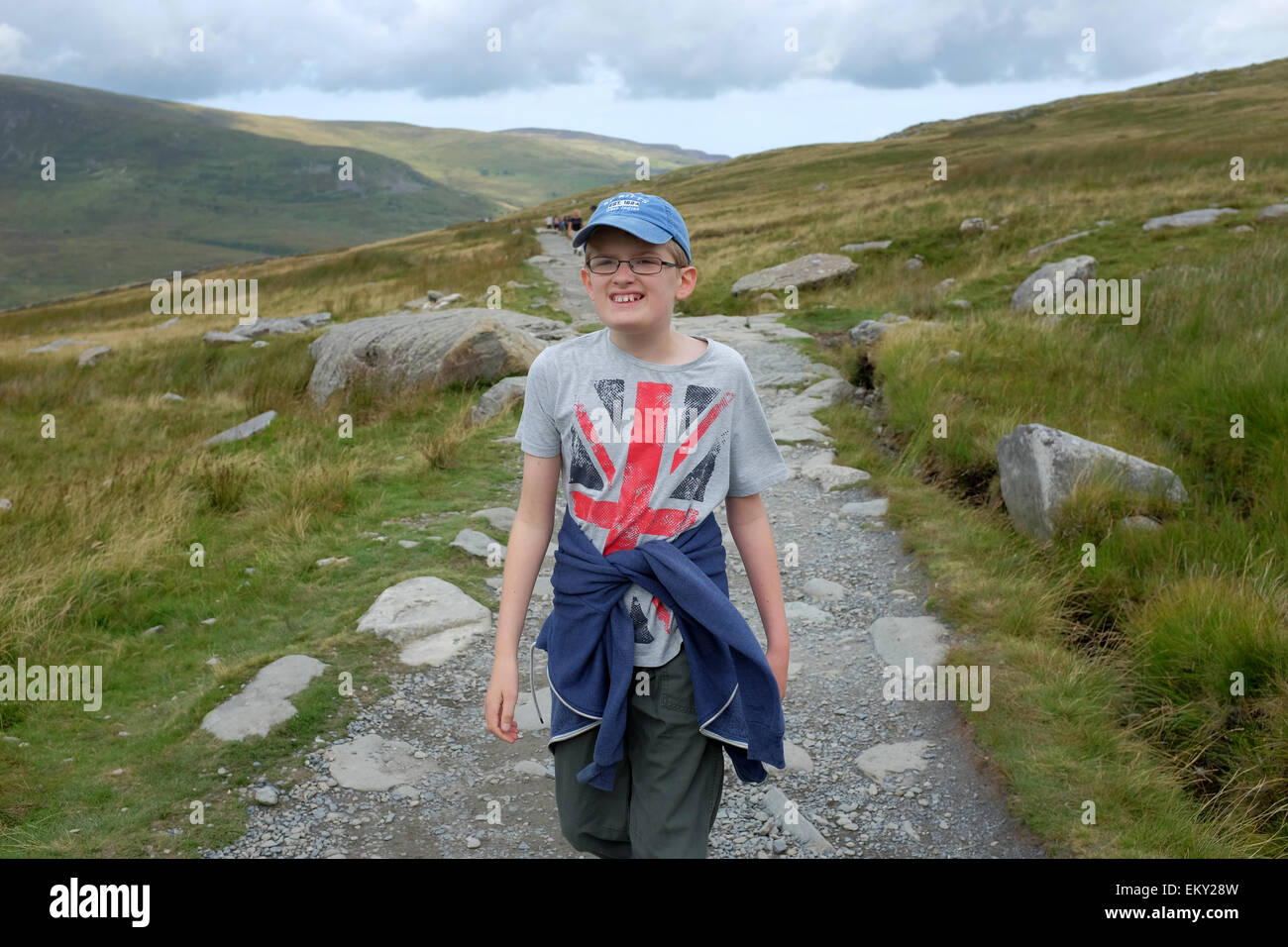 Un ragazzo trekking fino Mount Snowdon Snowdonia Foto Stock