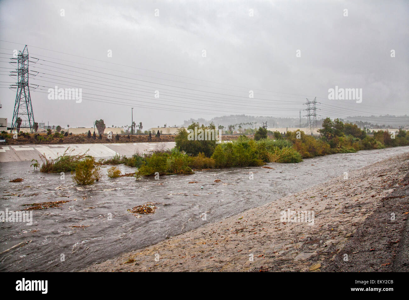 LA River aumenta notevolmente quando un forte temporale porta molto bisogno di acqua per la zona di Los Angeles il 2 dicembre 2014. Glend Foto Stock