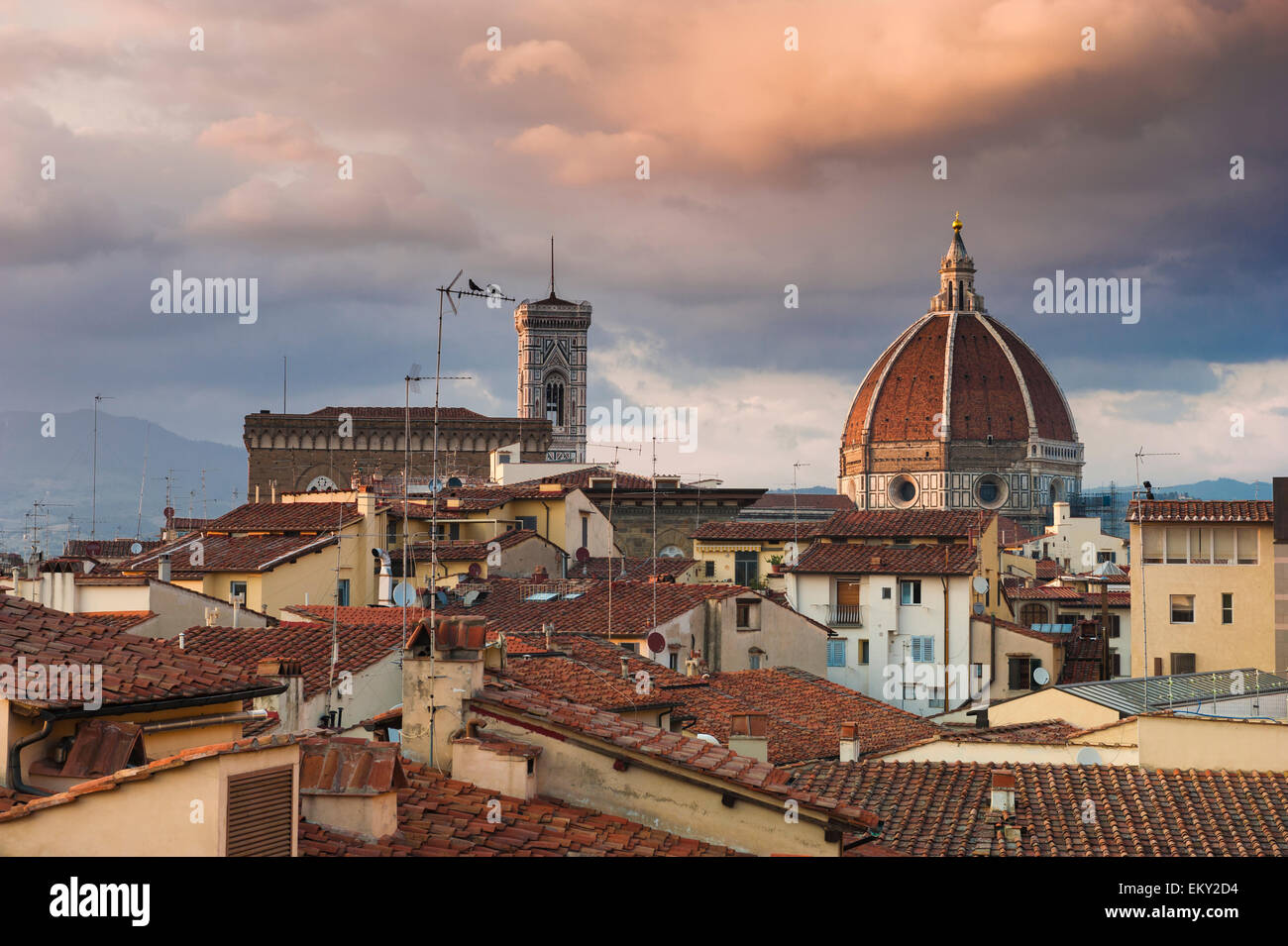 Orizzonte di Firenze, la vista sui tetti di Firenze che mostra la cupola e il campanile del duomo illuminato da un tramonto, Firenze,Toscana, Italia. Foto Stock