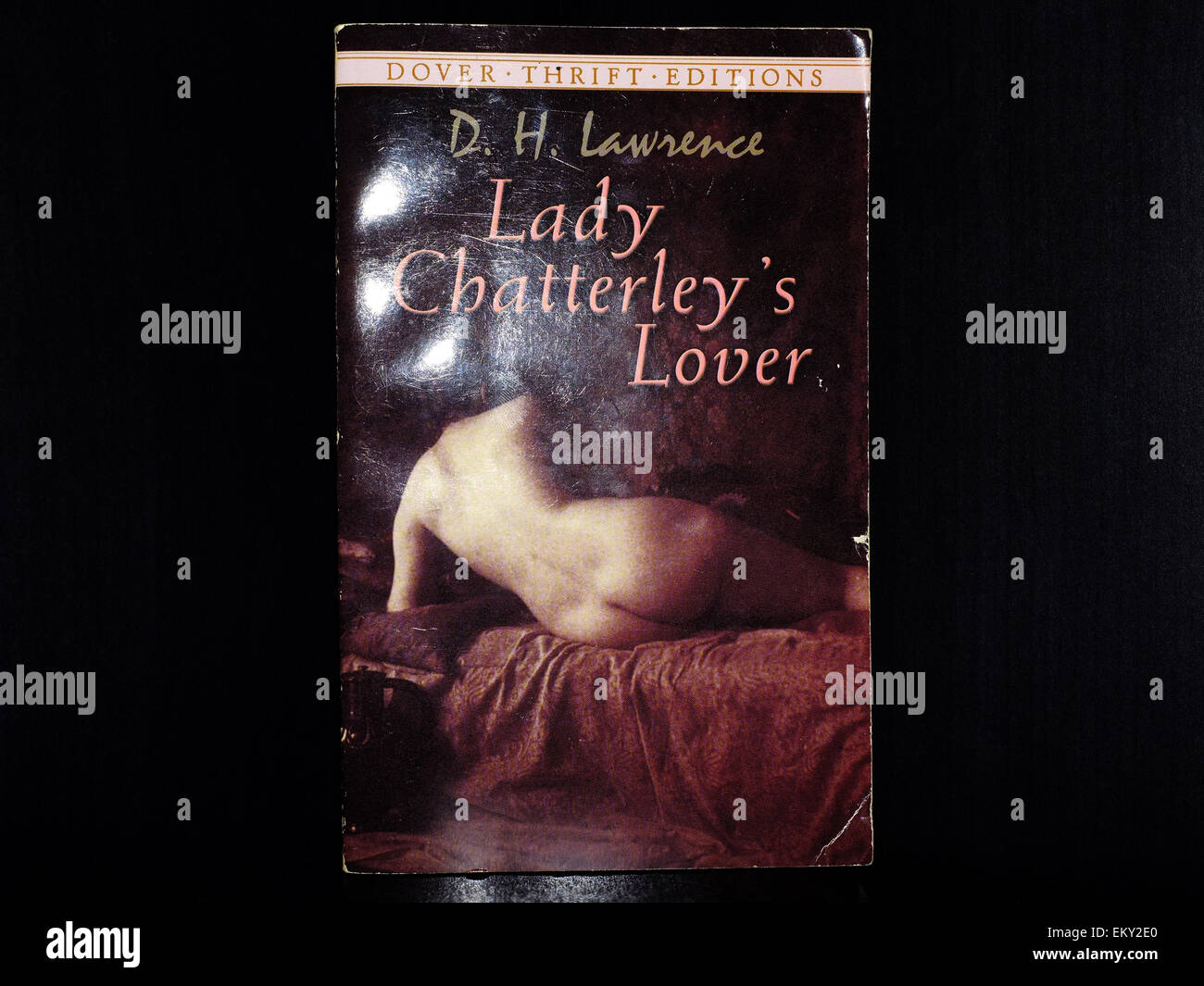 Il coperchio anteriore de l'Amante di Lady Chatterley di D. H. Lawrence fotografati contro uno sfondo nero. Foto Stock