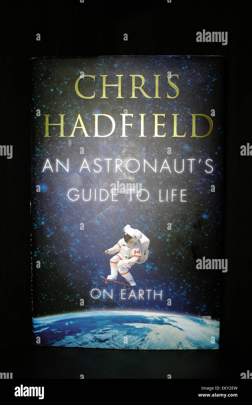Il coperchio anteriore di una guida degli astronauti alla vita da astronauta canadese Chris Hadfield. Foto Stock