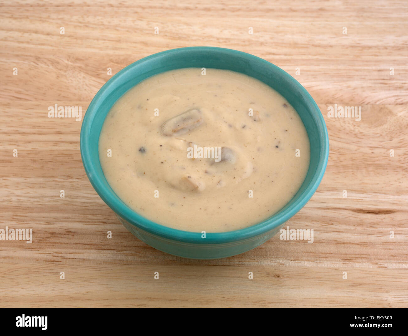 Una ciotola di portabella zuppa di funghi su una tavola di legno alto. Foto Stock