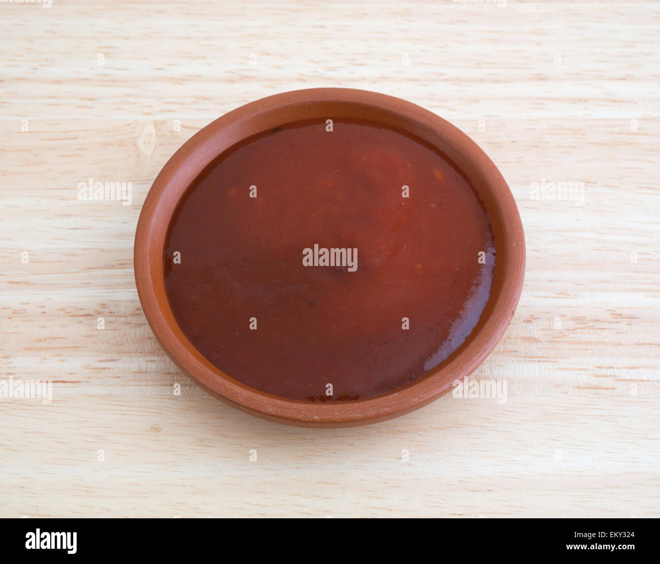 Una ciotola di salsa taco su una tavola di legno alto. Foto Stock