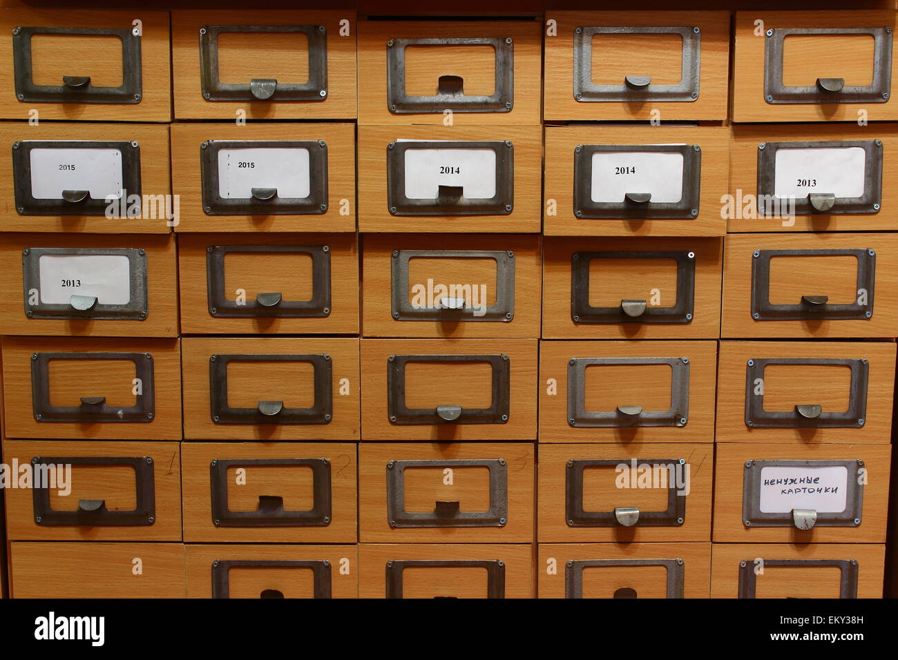 Il ripiano si trova un paio di pile di quotidiani Foto Stock