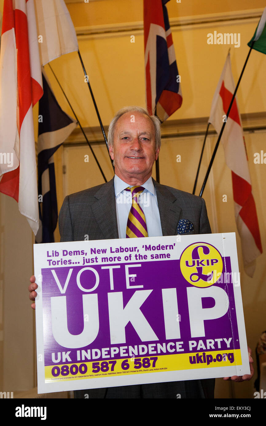 Southport, Merseyside, Regno Unito. Il 14 aprile, 2015.Neil Hamilton, UKIP Vice Presidente (precedentemente un controverso mp conservatore) affrontare i membri di un pre-elettorale riunione svoltasi nella Royal Clifton Hotel. Southport è stato stanziato da Ukip come una sede che li interessi molto", essendo un 4-modo marginale, in piombo-fino alle elezioni generali. Southport è un luogo dove il Ukip in passato ha fatto un certo numero di secondi vicino, ma non ha ancora fatto una pausa attraverso nelle elezioni del Consiglio. Foto Stock