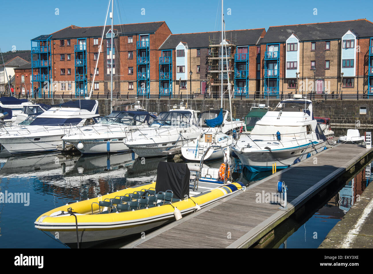 Swansea marina piena di barche da diporto su una luminosa giornata di sole, South Wales, Regno Unito Foto Stock