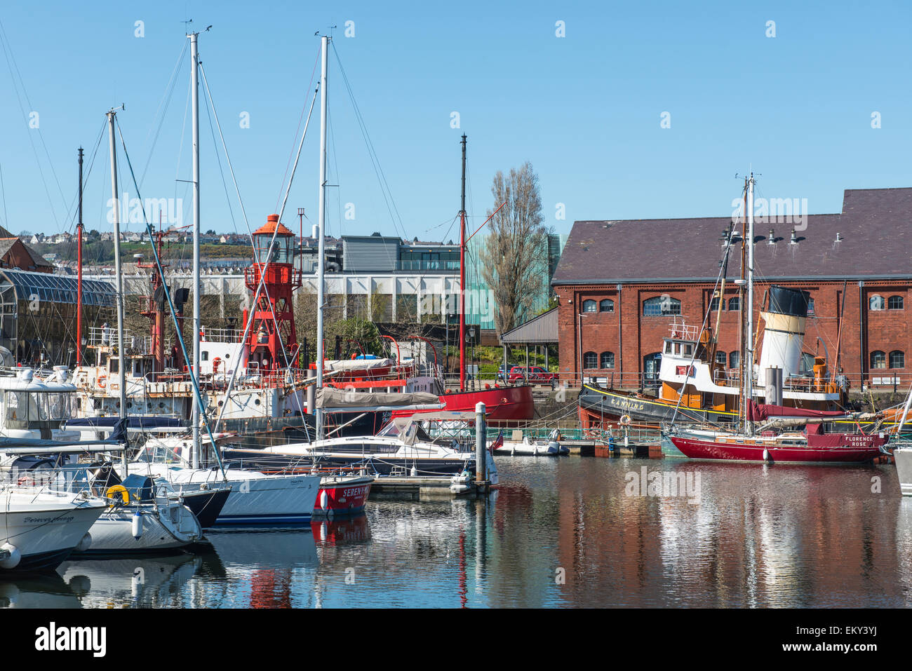 Swansea marina piena di barche da diporto su una luminosa giornata di sole, South Wales, Regno Unito Foto Stock