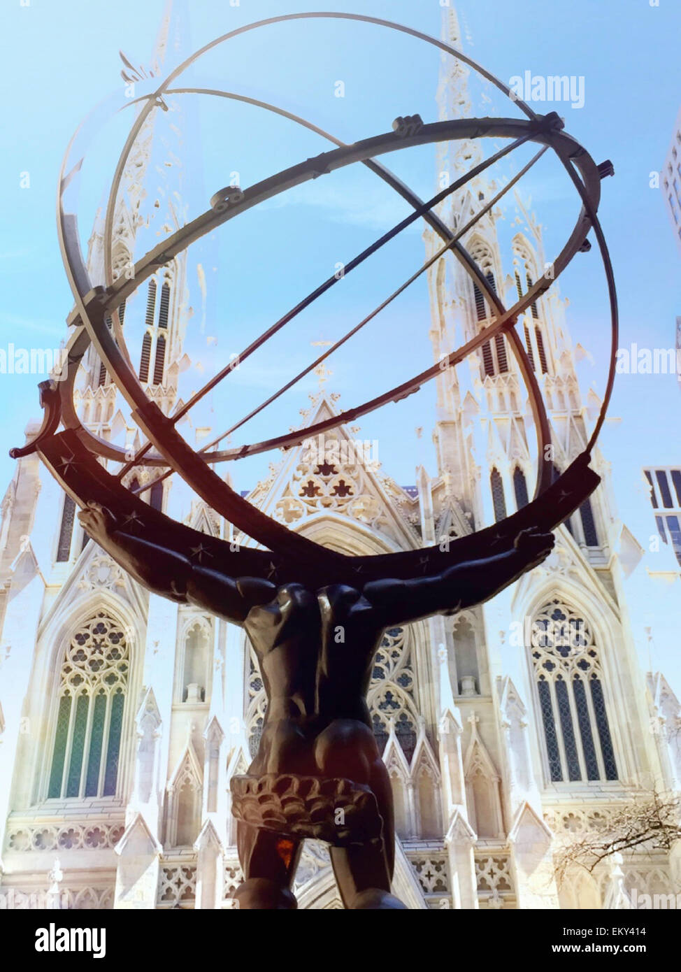 Il Greco antico Titan Atlas tenendo premuto il cielo di bronzo sfera armillare scultura in Rockefeller Center con la Cattedrale di San Patrizio in background, NYC, STATI UNITI D'AMERICA Foto Stock