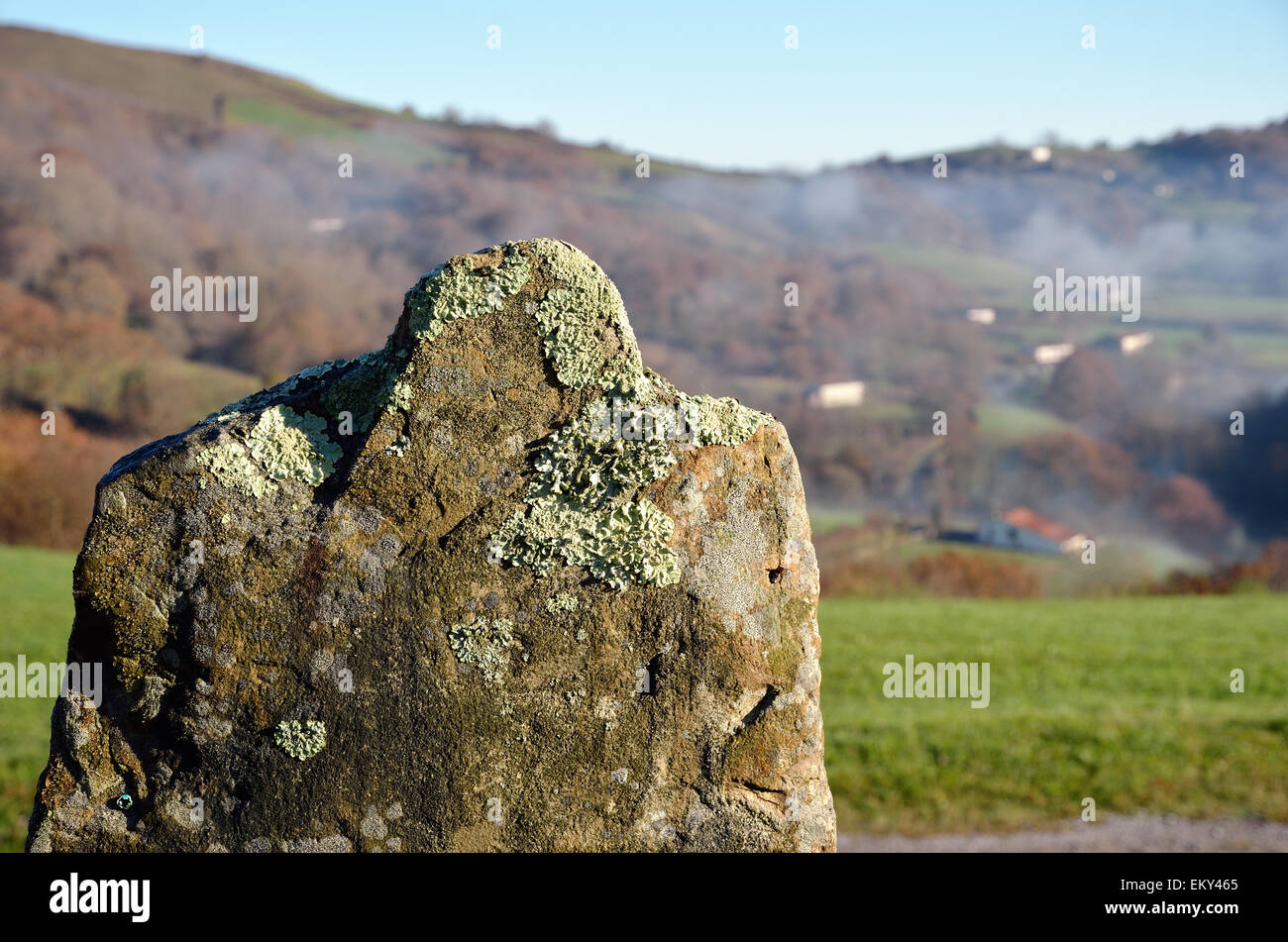 Borgo sul verde pendio nei Pirenei, Pays Basque Foto Stock