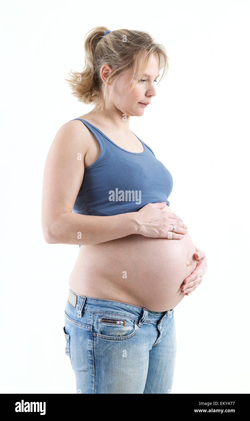 Una giovane donna bionda poco prima della nascita del bambino Foto Stock