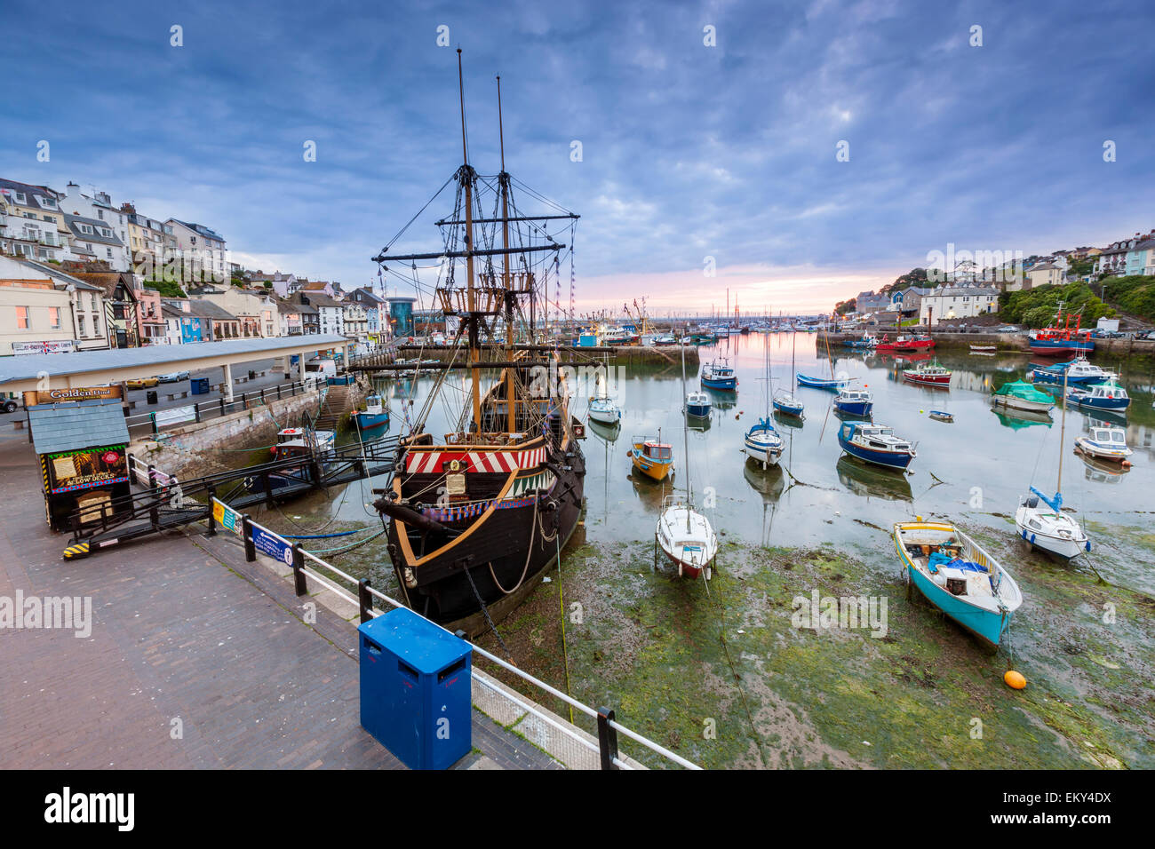 Replica del galeone inglese, Golden Hind, in Brixham Harbour, South Devon, Inghilterra, Regno Unito, Europa. Foto Stock