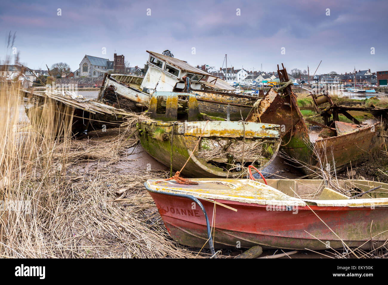Vecchie imbarcazioni a bassa marea sul fiume Exe a Topsham, Devon, Inghilterra, Regno Unito, Europa. Foto Stock