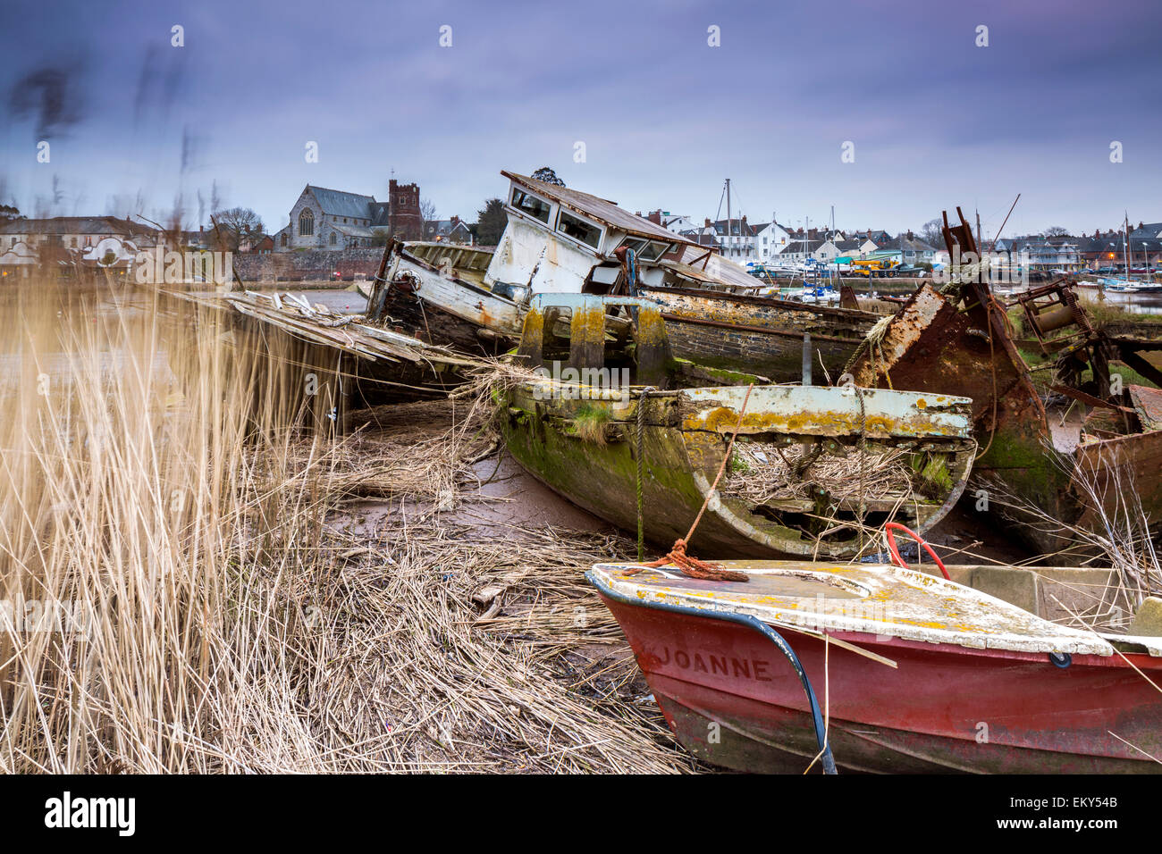 Vecchie imbarcazioni a bassa marea sul fiume Exe a Topsham, Devon, Inghilterra, Regno Unito, Europa. Foto Stock