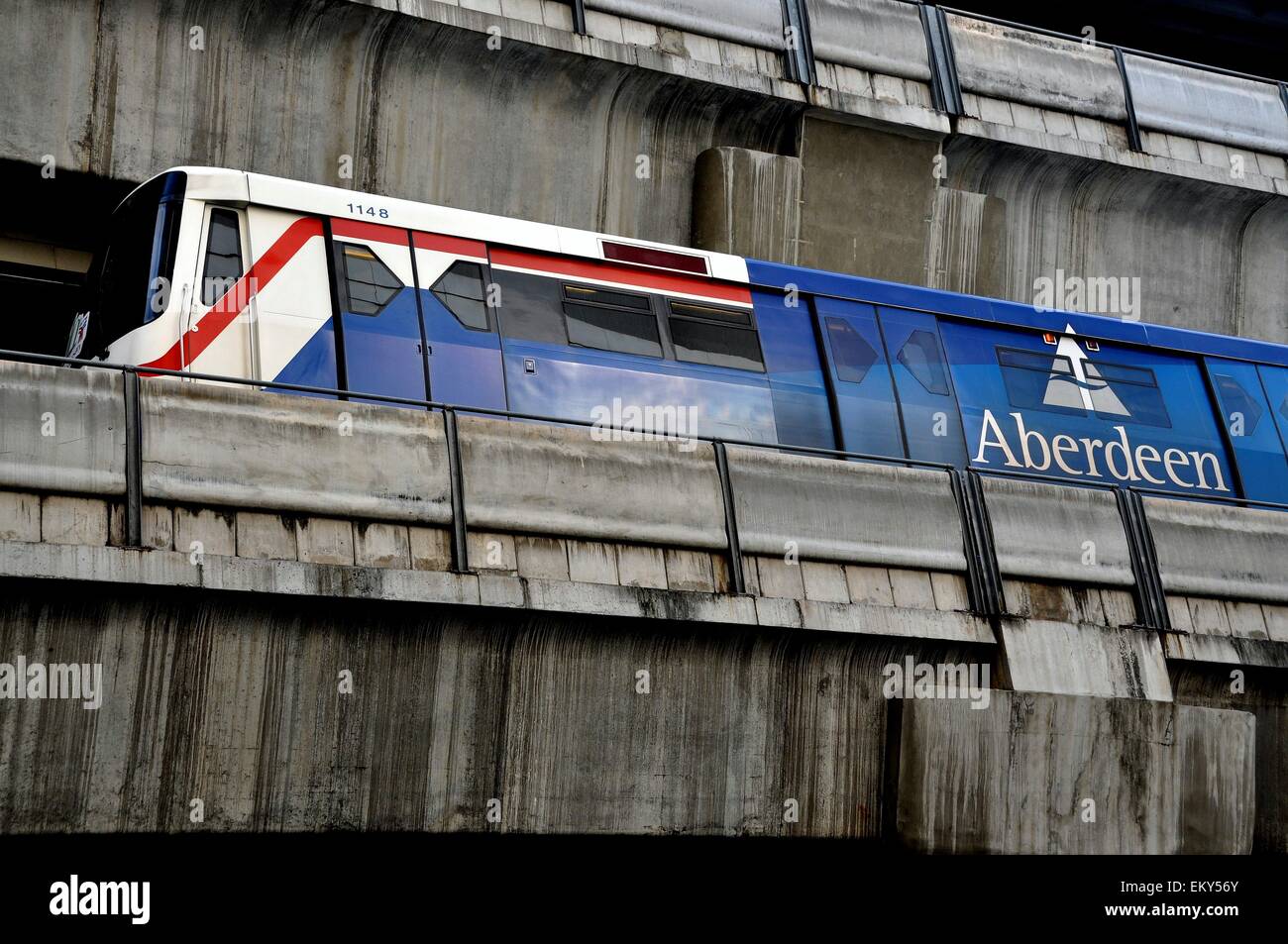Bangkok, Thailandia: BTS sky train e sulla sua concreta elevato pista alta sopra occupato Sukhamvit Road Foto Stock