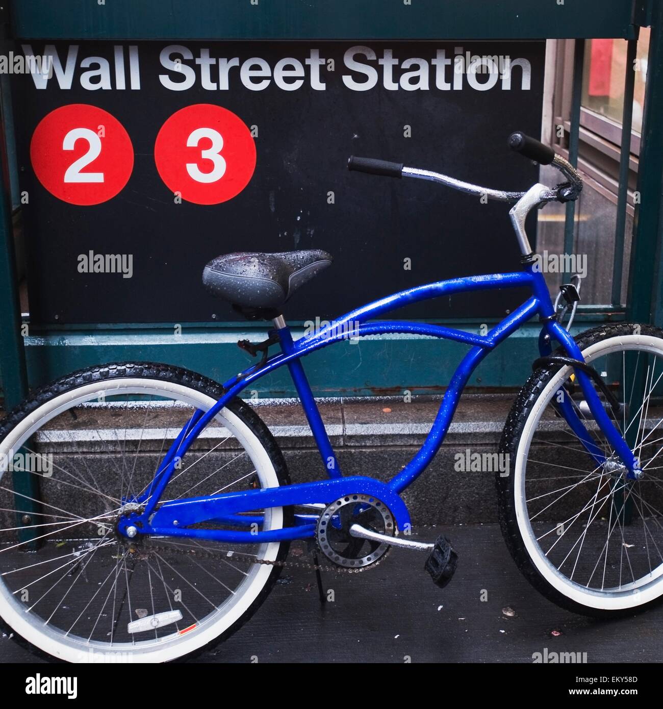Bicicletta parcheggiata su Wall Street, New York New York, Stati Uniti d'America Foto Stock