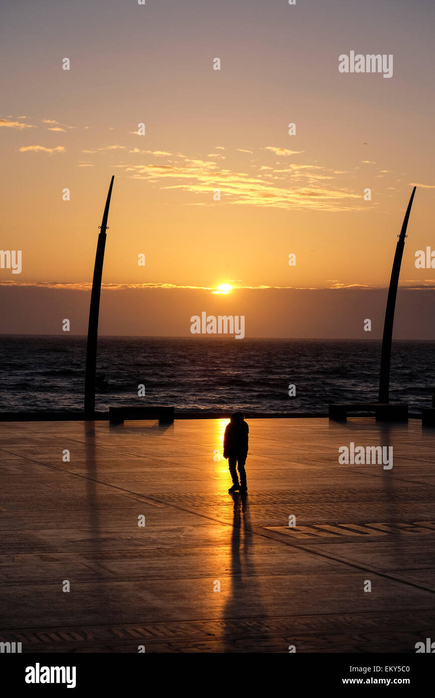 Blackpool, Lancashire, Regno Unito. Il 14 aprile, 2015. Vi è stata una brillante finitura a caldo al giorno a Blackpool in Lancashire costa che ha portato la gente fuori sul lungomare e la giornata si è conclusa con una drammatica arancione tramonto. Credito: Paolo Melling/Alamy Live News Foto Stock