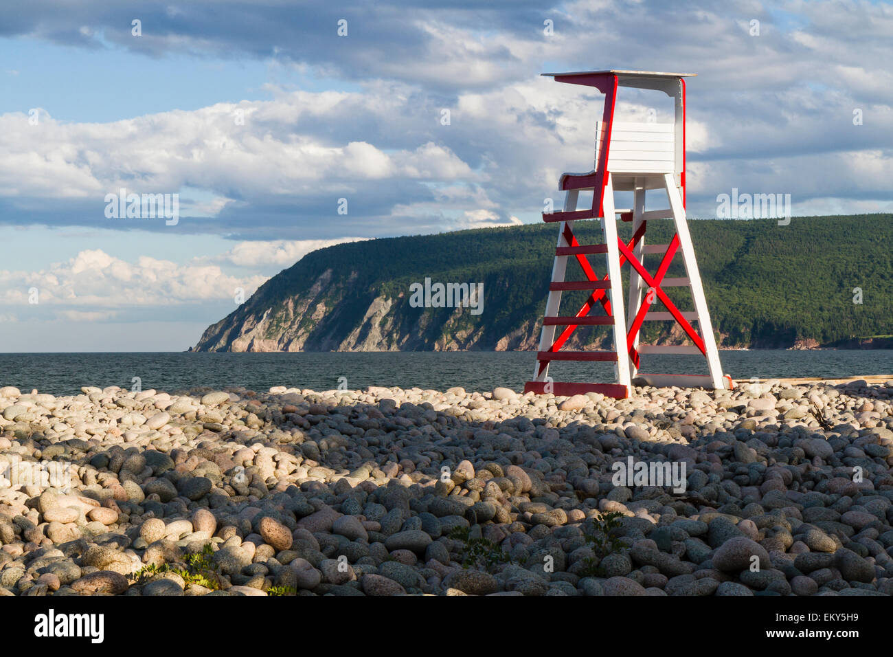 Un bagnino sedia sui rocciosi Ingonish Beach, con Capo Smokey in background in Cape Breton Highlands, Nova Scotia Foto Stock