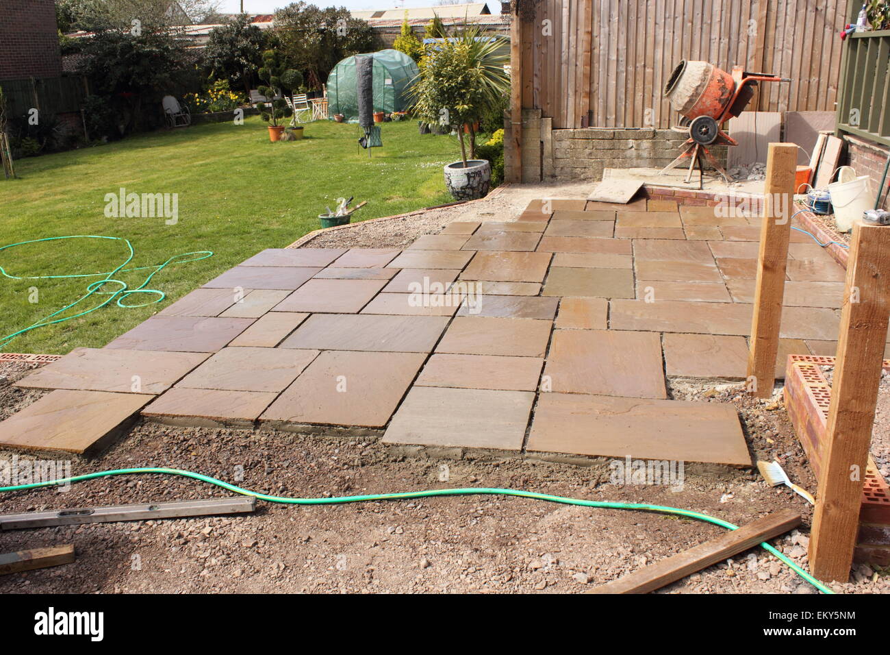 La costruzione e la costruzione di una pietra naturale patio Foto Stock