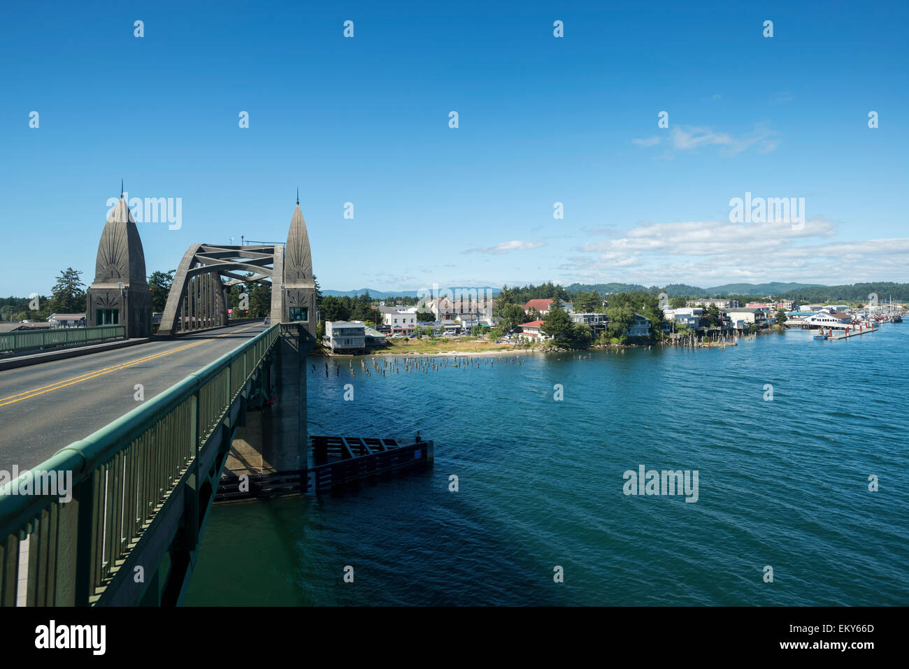 Ponte attraverso l'acqua a Firenze; Firenze, Oregon, Stati Uniti d'America Foto Stock