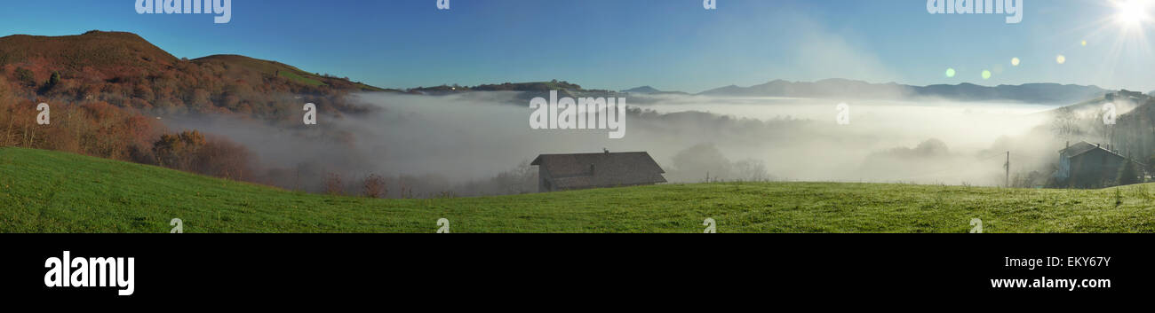 Pedemontana n la nebbia, Pays Basque Foto Stock