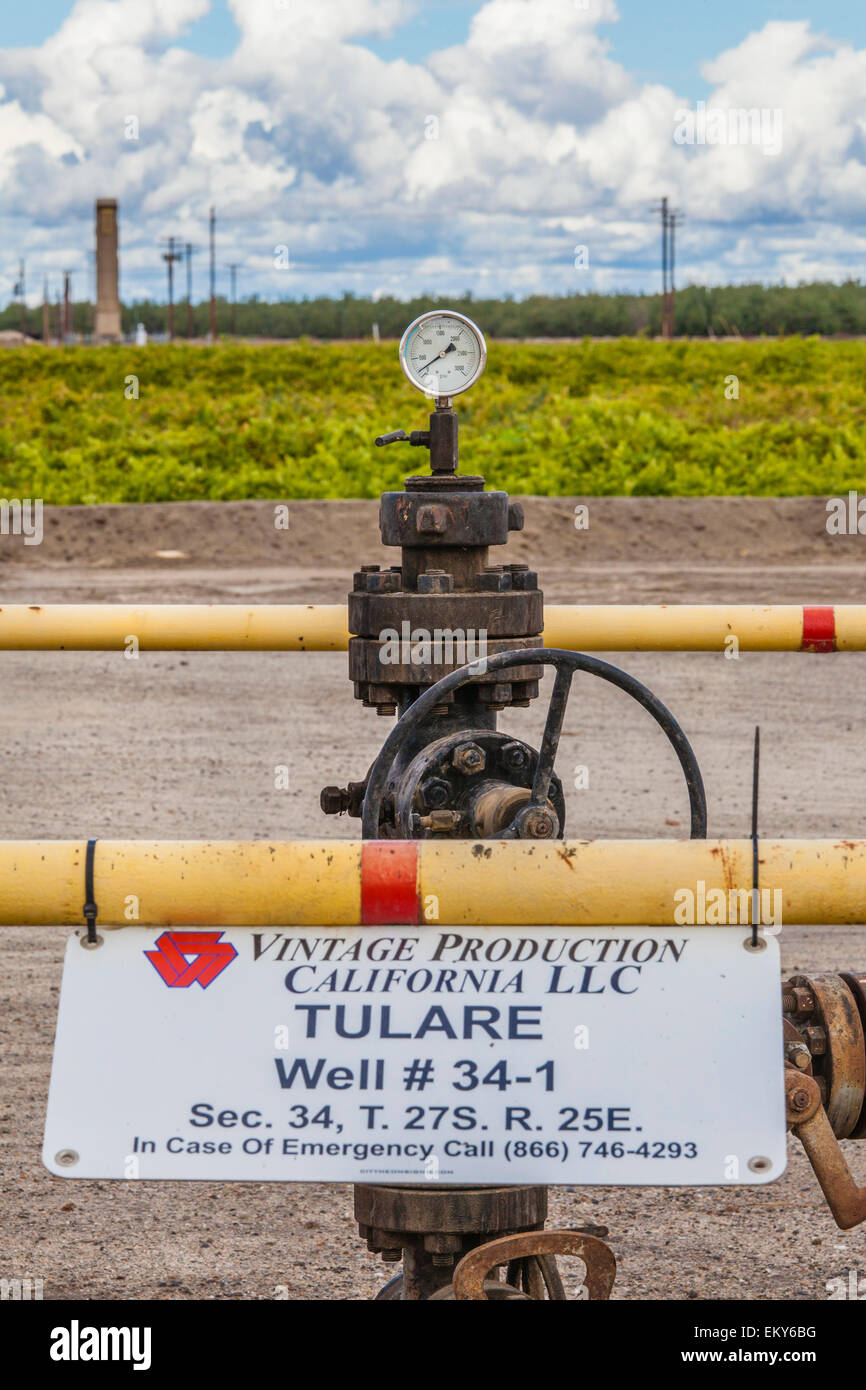 Iniezione profonda ben utilizzati per lo smaltimento di olio e di foratura fracking wasterwater. Shafter, Kern County, California Foto Stock