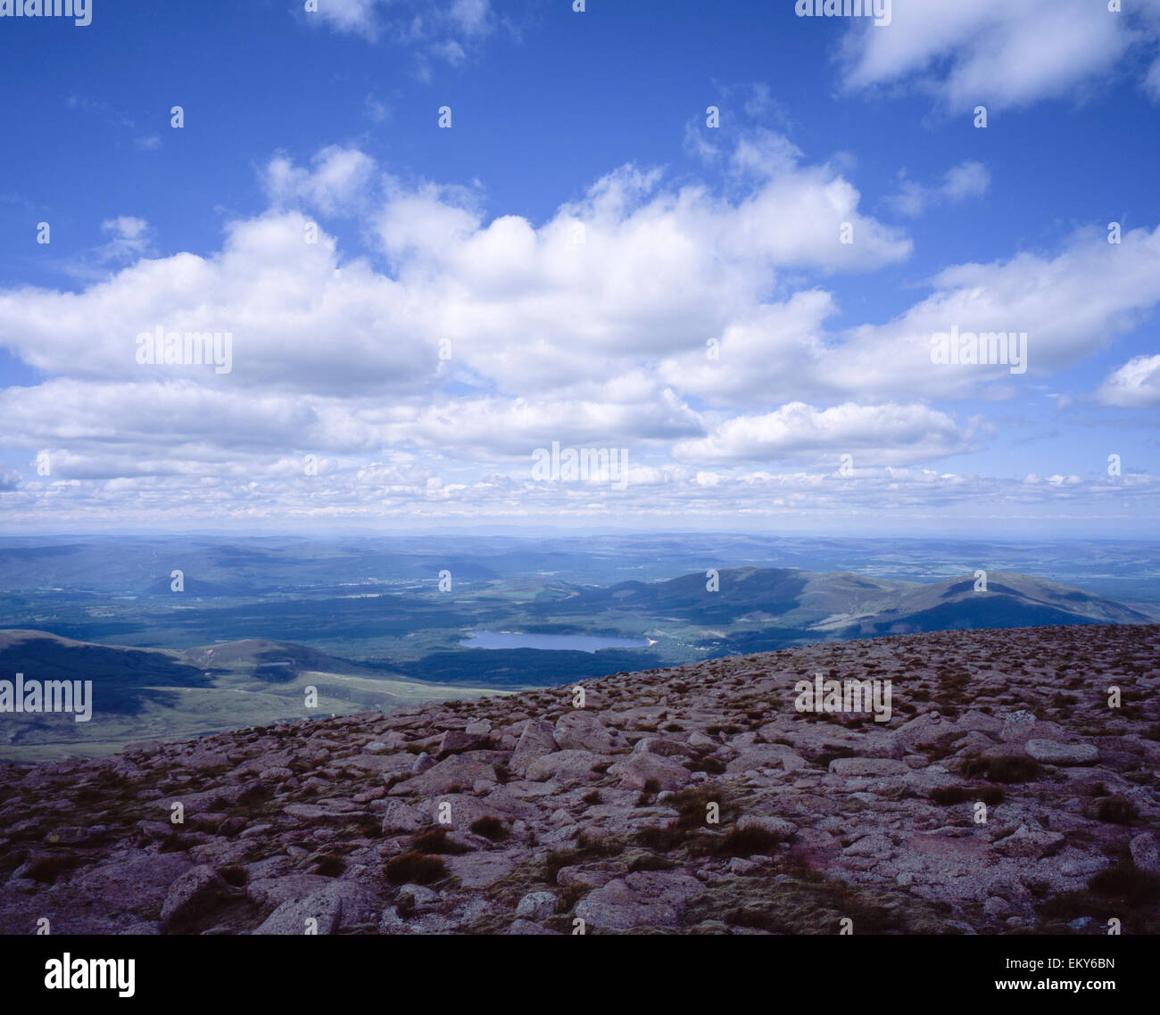 Rothimurchus Loch Morlich e il Glenmore Forest Park con Aviemore nella distanza dal Cairngorm Grampian Scozia Scotland Foto Stock