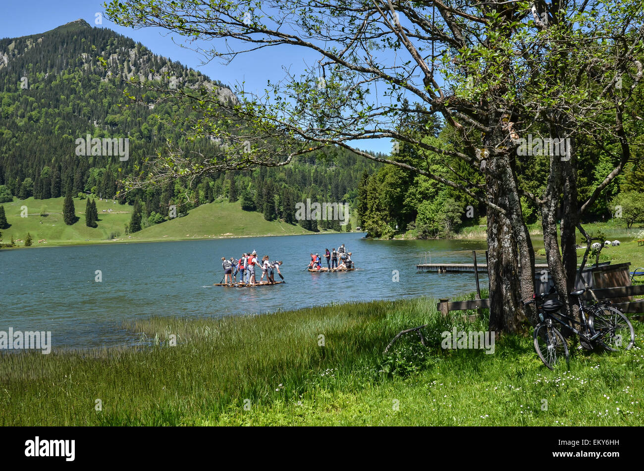 Un gruppo di turisti con zattere di romantica Spitzingsee inanellato da scure foreste di montagna della Baviera è il più grande lago di montagna Foto Stock