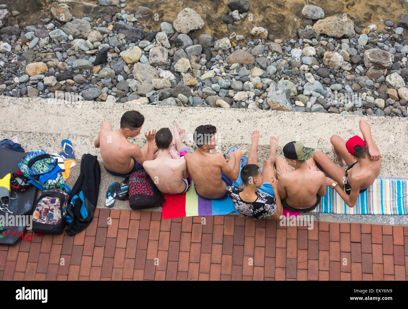 Gli adolescenti sulla spiaggia in Spagna Foto Stock
