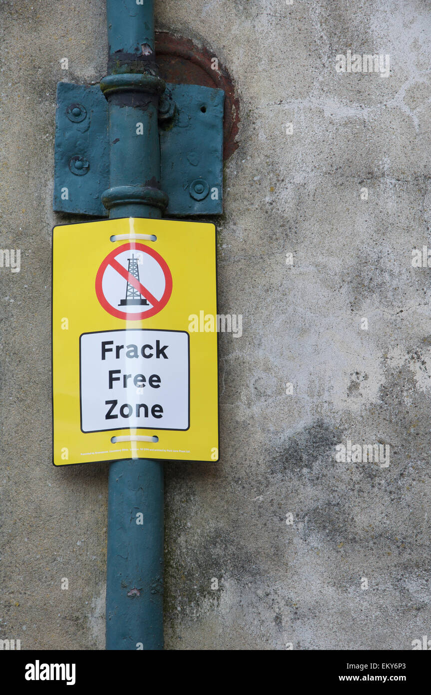 Protesta ambientale slogan. "Frack Free Zone". Un Greenpeace anti-fracking campagna di manifesti attaccati ad un tubo di drenaggio. Dorchester Dorset, Inghilterra, Regno Unito. Foto Stock