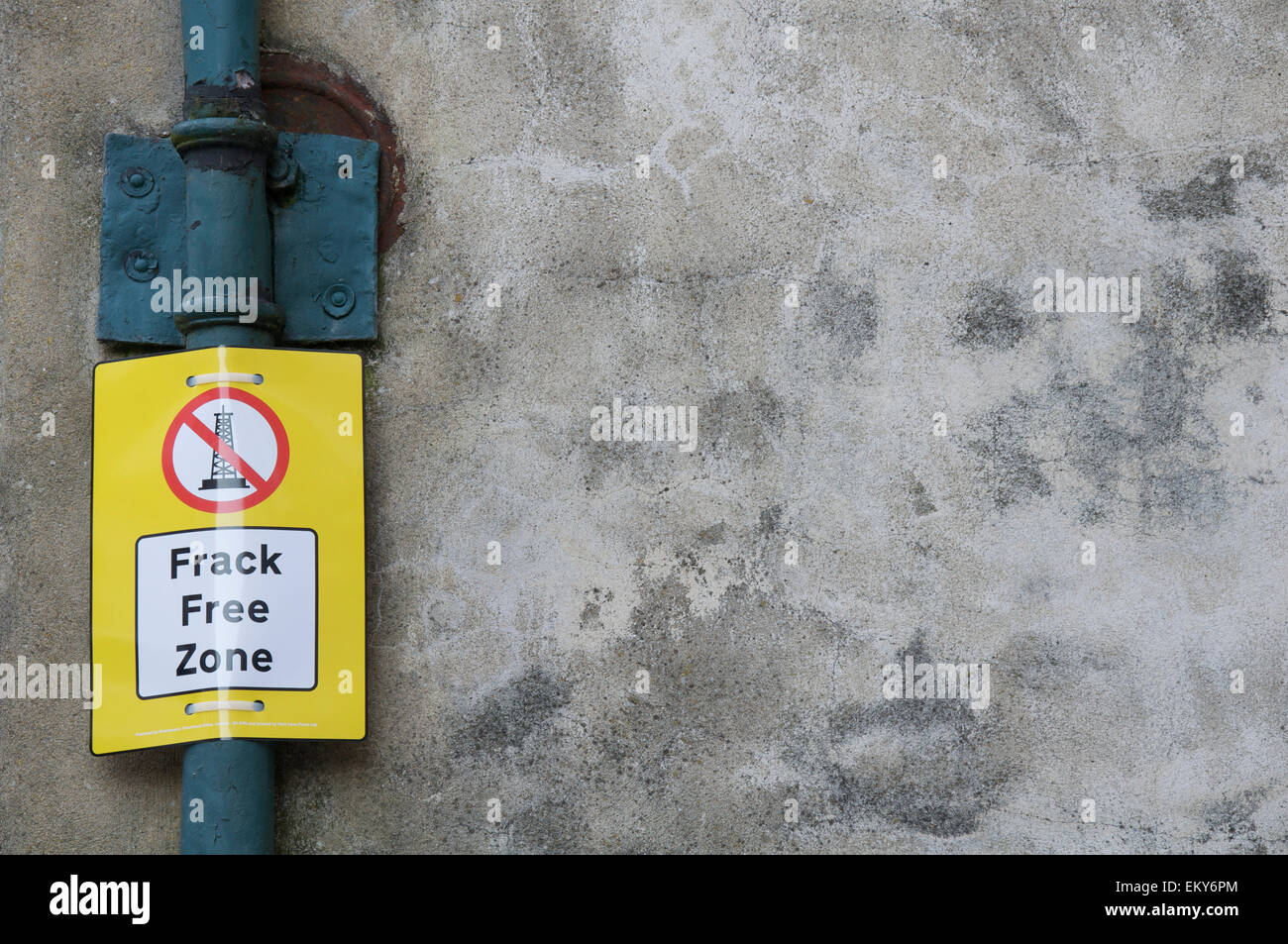 Protesta ambientale slogan. "Frack Free Zone". Un Greenpeace anti-fracking campagna di manifesti attaccati ad un tubo di drenaggio. Dorchester Dorset, Inghilterra, Regno Unito. Foto Stock