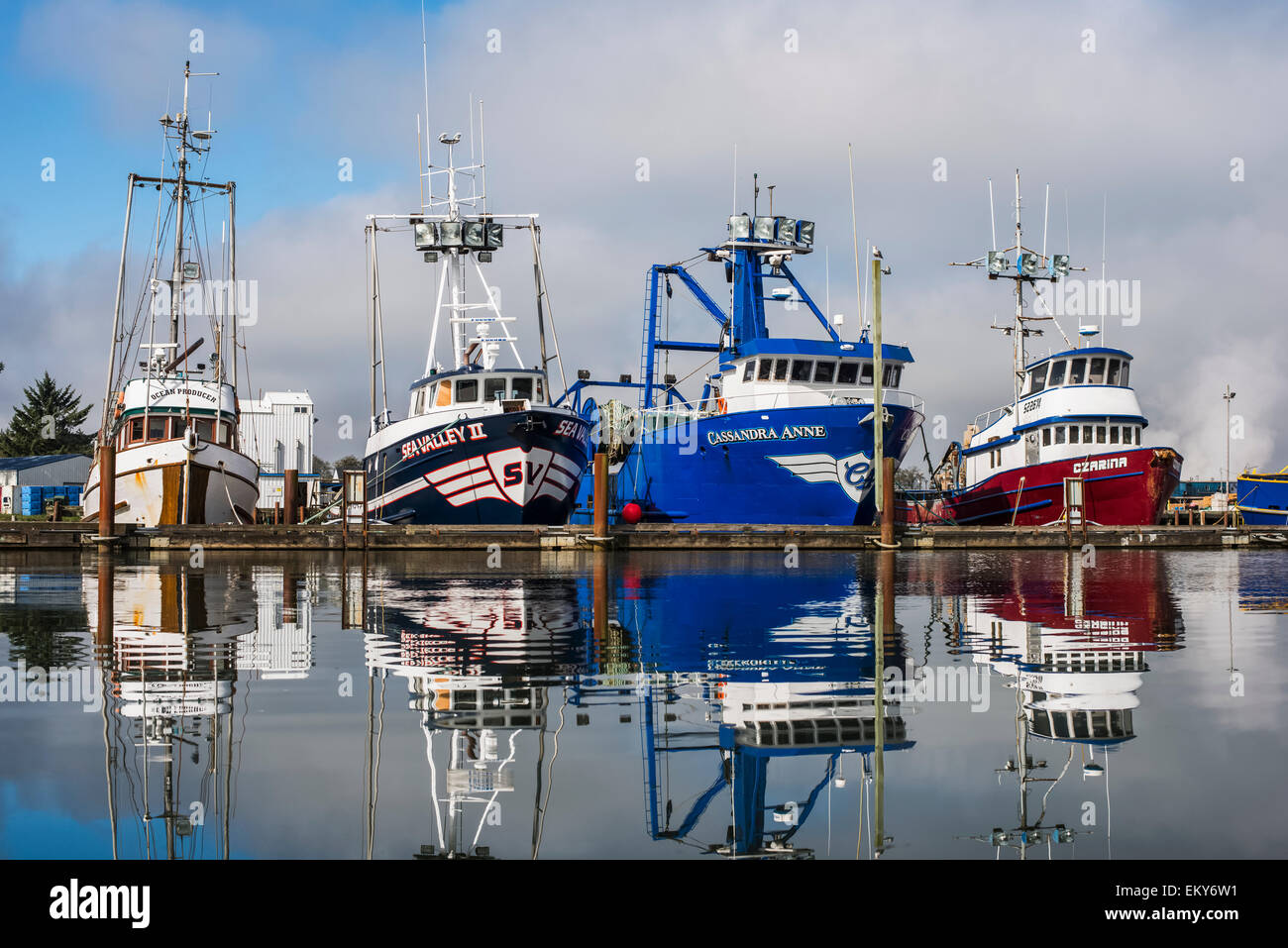 Barche da pesca ormeggiate presso il dock; Warrenton, Oregon, Stati Uniti d'America Foto Stock