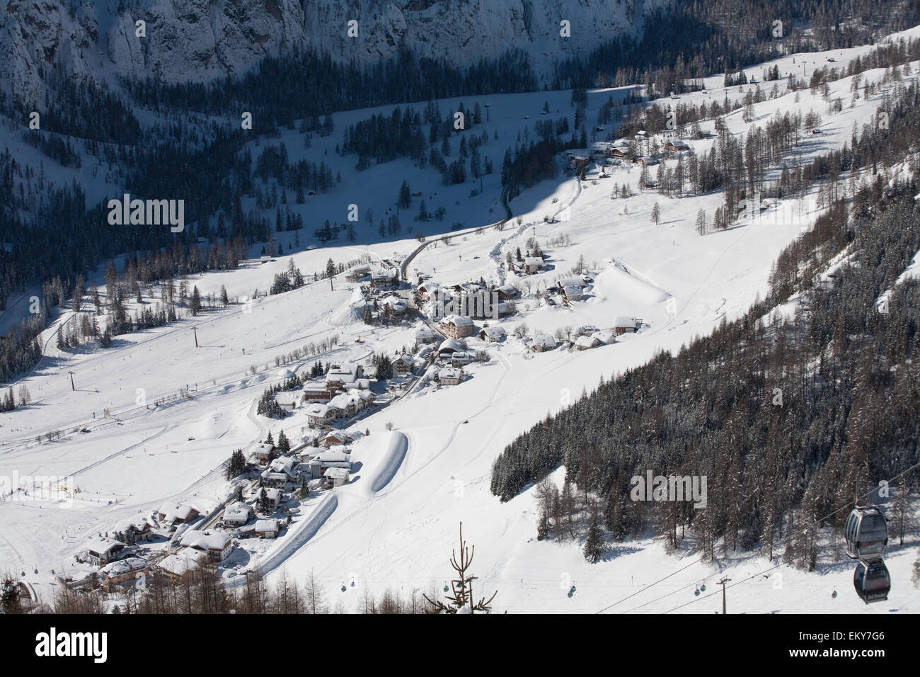Colfosco nella valle tra Selva e Corvara Dolomiti inverno Italia Foto Stock